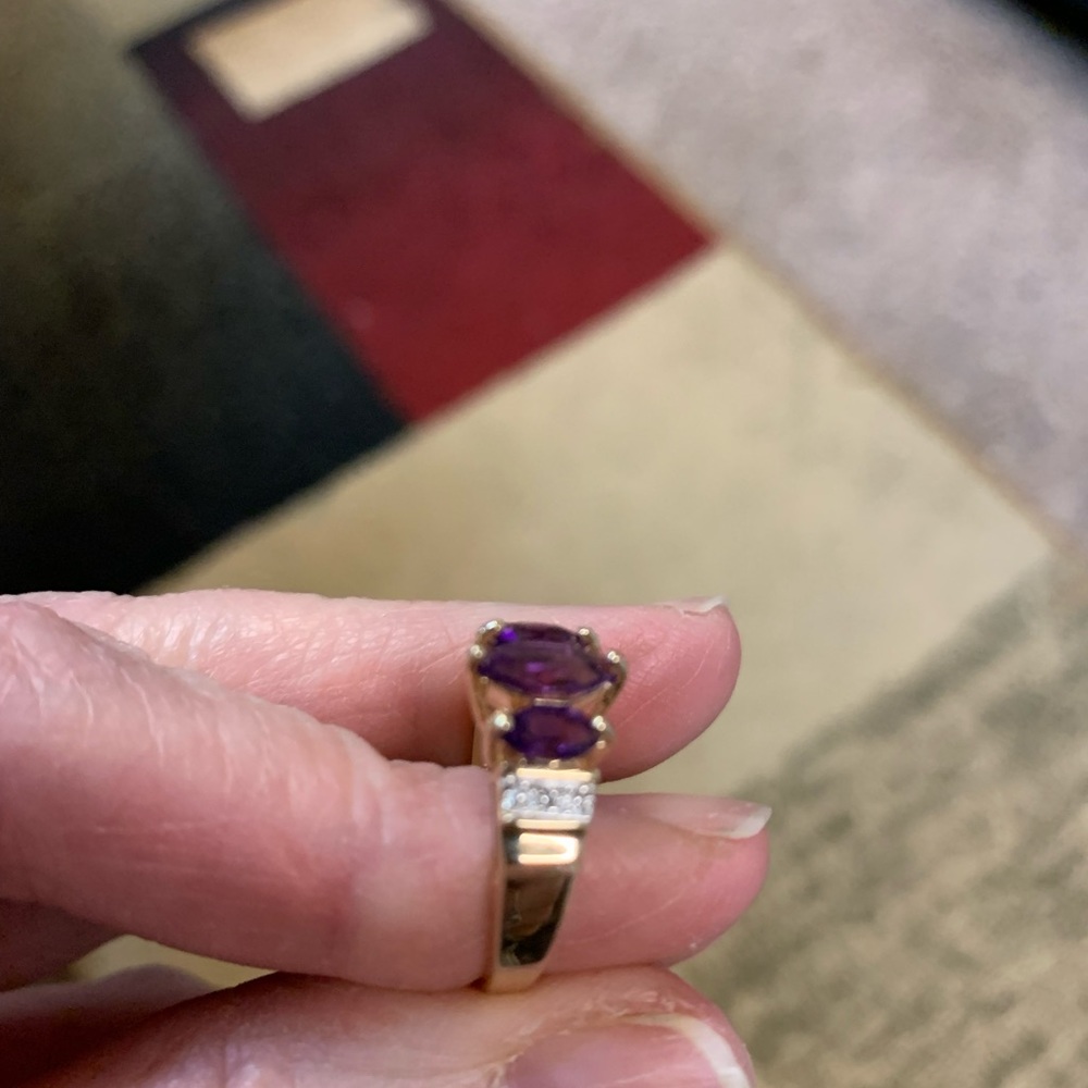 10kt Solid Gold Amethyst and Diamond ring - Picture 5 of 13